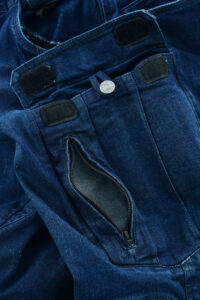 00393-Kourage-Trouser-dettaglio-tascone-aperto.jpg